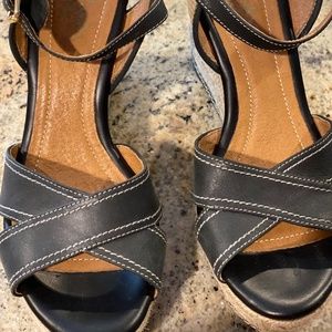 LIKE NEW Clarks Sandals